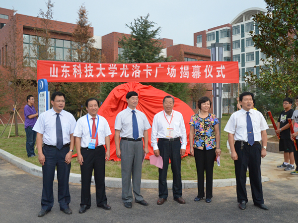 2011年我公司出资300万元设立山东科技大学必一运动奖学金及建设必一运动广场02